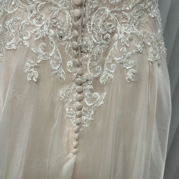 Elegant White Lace Wedding Dress - Picture 14 of 14